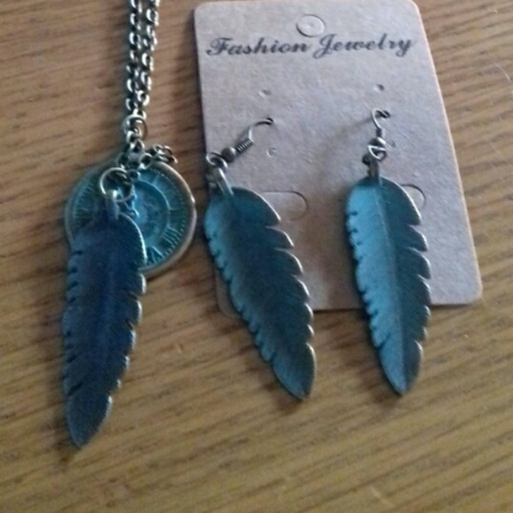 Retro Bronze Clock & Leaf Necklace Set - Picture 6 of 8